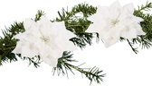 Kerstboom bloemen op clip - 2x stuks - wit besneeuwd - kunststof - 15 cm
