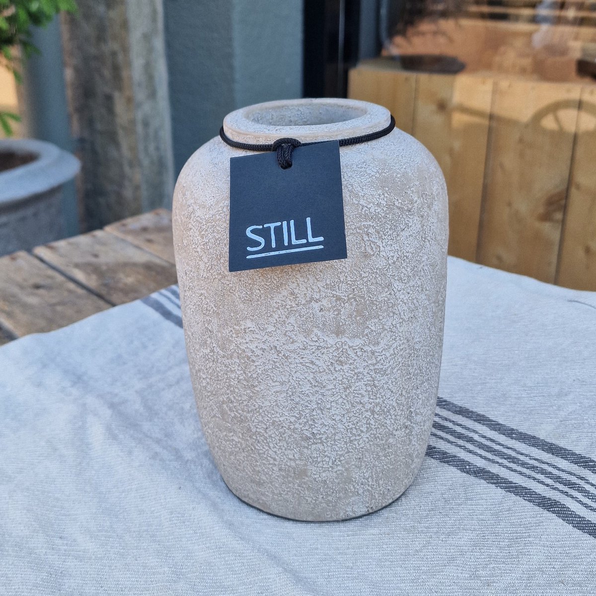 STILL| FLESVAAS| Small| KLEUR LIGHT (BEIGE/ZAND)|AARDEWERK| 20 cm hoog