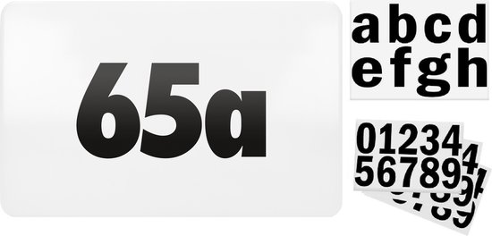Witte huisnummerplaat '65a' met losse cijfers 0-9 en letters A-F.