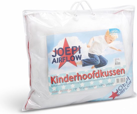 Een doorzichtige plastic verpakking met een kussen erin. Op de verpakking staat 'JOEPI AIRFLOW Kinderhoofdkussen' en een afbeelding van een springende jongen.