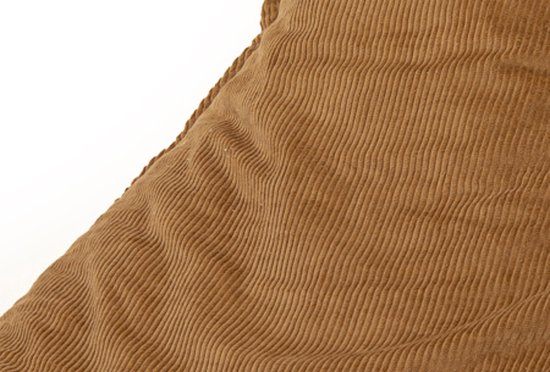 Close-up van cognackleurige ribstof met dikke, verticale ribbels en een gedrapeerd effect.