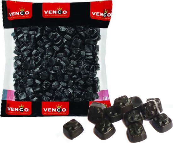 Een zak Venco drop met een kroontjeslogo. Losse dropjes liggen naast de zak.
