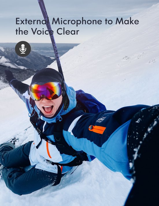 Skiër met WOLFANG actiecamera, draagt helm met spiegelende skibril op besneeuwde berg.