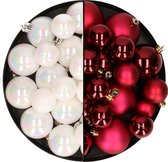 Kerstversiering kunststof kerstballen kleuren mix donkerrood/parelmoer wit 4-6-8 cm pakket van 68x stuks