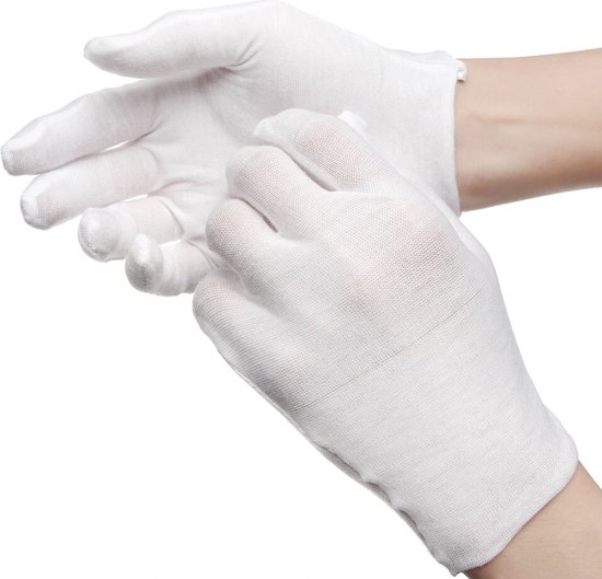Witte katoenen handschoenen die om handen worden gedaan, met een subtiele textuur.
