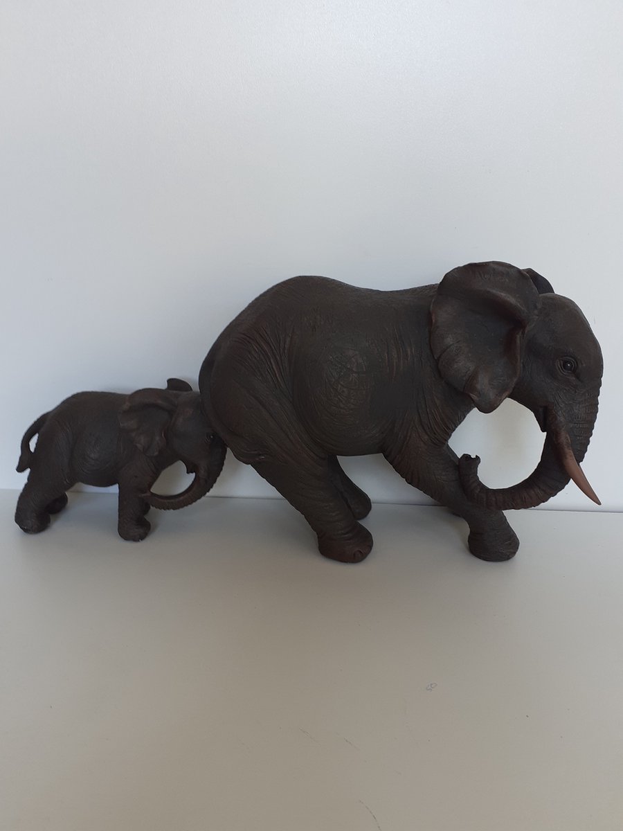 Olifanten beeld Moeder olifant met baby olifant op de rem van Slijkhuis Polyresin 21x40x15 cm