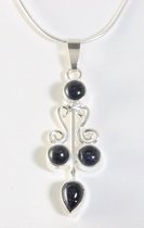 Pendentif allongé en argent avec pierre de soleil bleue sur une chaîne