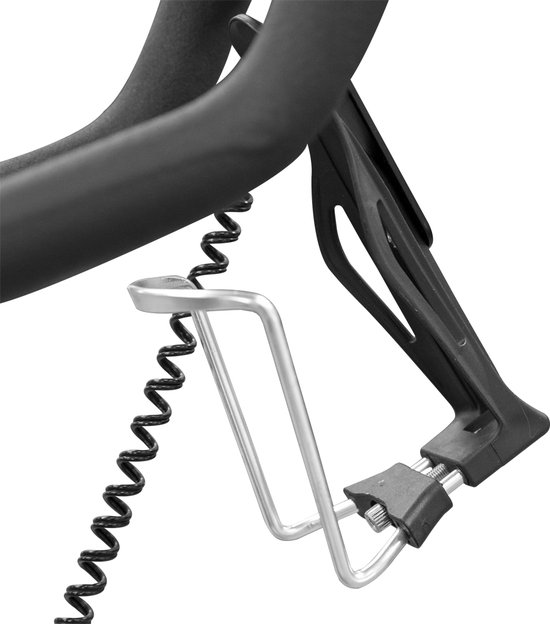 Gedetailleerde opname van de houder voor een drinkfles op het stuur van een spinfiets.