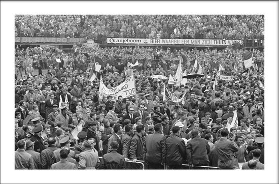 Walljar - Poster Feyenoord met lijst - Voetbal - Amsterdam - Eredivisie - Zwart wit - Feyenoord - ADO Den haag '62 - 13 x 18 cm - Zwart wit poster met lijst