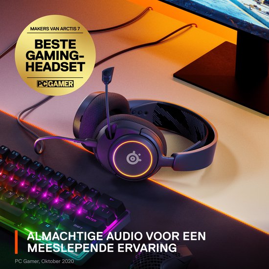 Zwarte gaming headset met oranje gloed, op bureau met toetsenbord.