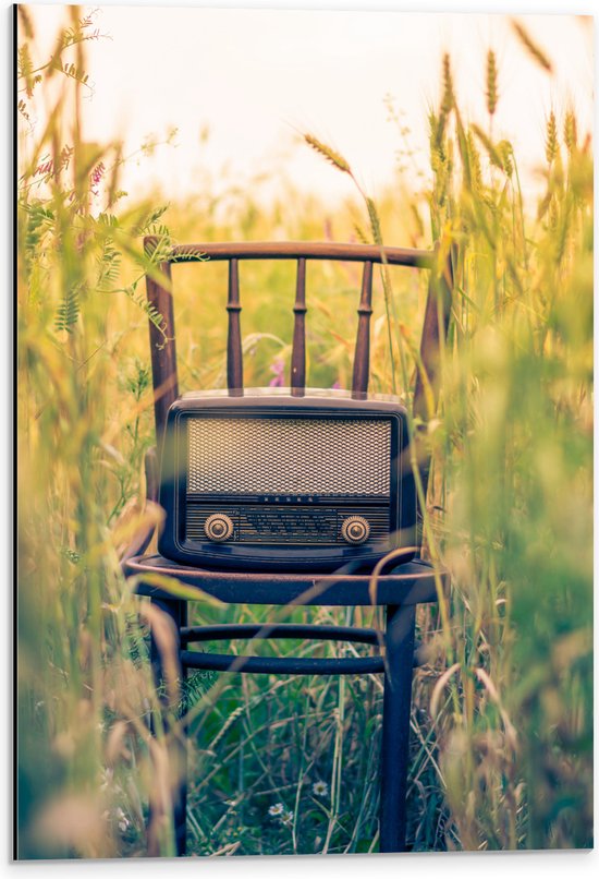 WallClassics - Dibond - Radio à l'ancienne sur chaise - Photo 40x60 cm sur aluminium (Décoration murale en métal)