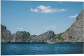 WallClassics - Drapeau - Montagnes aan Zee avec ciel bleu - 75x50 cm Photo sur drapeau en polyester
