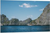 WallClassics - Drapeau - Montagnes aan Zee avec ciel bleu - Photo 90x60 cm sur drapeau en polyester