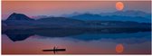 WallClassics - Poster Glanzend – Bootje op het Water Met Rode Maan - 90x30 cm Foto op Posterpapier met Glanzende Afwerking