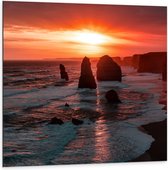 WallClassics - Dibond - Rotsen in de Zee met Zonsondergang - 100x100 cm Foto op Aluminium (Wanddecoratie van metaal)