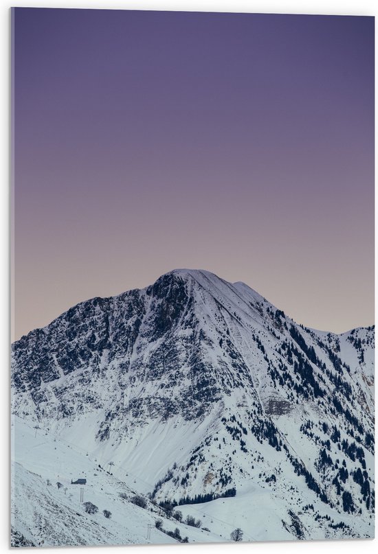 WallClassics - Acrylglas - Wit Besneeuwde Berg met Paarse Lucht - 50x75 cm Foto op Acrylglas (Wanddecoratie op Acrylaat)