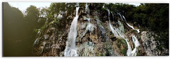 WallClassics - Dibond - Waterval Bij Plitcive Meren - Kroatië - 60x20 cm Foto op Aluminium (Met Ophangsysteem)