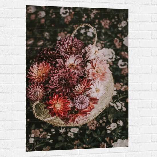 WallClassics - Muursticker - Compositie van Rood/Roze Bloemen in Mand - 80x120 cm Foto op Muursticker