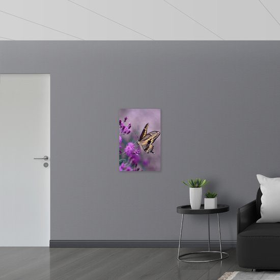 WallClassics - Drapeau - Papillon sur Bloem Violette - 50x75 cm Photo sur Drapeau Polyester