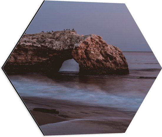 WallClassics - Dibond Hexagon - Boog van Natuursteen in de Zee - 50x43.5 cm Foto op Hexagon (Met Ophangsysteem)