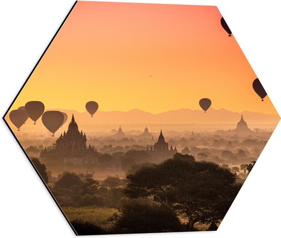 WallClassics - Dibond Hexagon - Luchtballonnen boven Tempels met Zonsondergang - 50x43.5 cm Foto op Hexagon (Met Ophangsysteem)