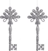 2x Kerstboom decoratie sleutels zilver 17 cm met glitters - Kerstboomversiering/decoratie