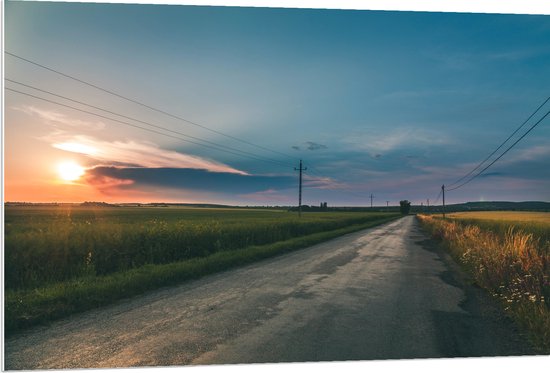 WallClassics - Panneau en mousse PVC - Route entre prairies contre le soir - Photo 120x80 cm sur panneau en mousse PVC (avec système de suspension)