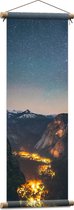 WallClassics - Textielposter - Lampentocht tussen Bergen - 30x90 cm Foto op Textiel