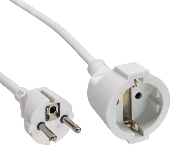 Witte stekker en contrastekker van een verlengsnoer met metalen pinnen.