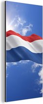 Wanddecoratie Metaal - Aluminium Schilderij Industrieel - De vlag van Nederland wappert in de lucht - 80x160 cm - Dibond - Foto op aluminium - Industriële muurdecoratie - Voor de woonkamer/slaapkamer