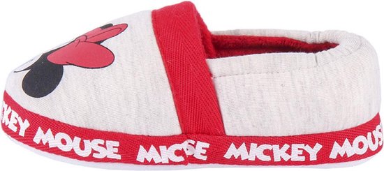Witte pantoffel met rode bies en opdruk van Mickey Mouse.