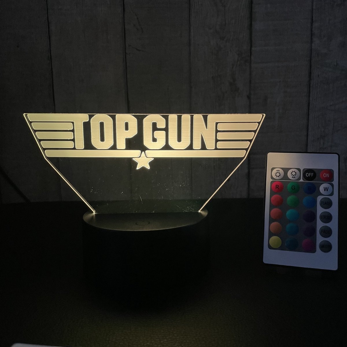 Klarigo® Nachtlamp – Top Gun Maverick - 3D LED Lamp Illusie - 16 Kleuren – Bureaulamp – Sfeerlamp – Nachtlampje Kinderen – Creative - Afstandsbediening