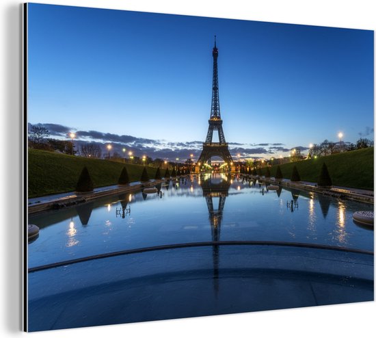 Wanddecoratie Metaal - Aluminium Schilderij - De Eiffeltoren in de avond met een erg heldere lucht in Parijs