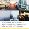 Een man vist op een zonnige dag, een witte sportwagen bij zonsondergang, een natte snelweg in de regen, een mistige snelweg, een besneeuwde weg, uitzicht vanuit een auto.