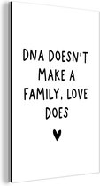 Wanddecoratie Metaal - Aluminium Schilderij Industrieel - Engelse quote "DNA doesn't make a family, love does" met een hartje op een witte achtergrond - 60x90 cm - Dibond - Foto op aluminium - Industriële muurdecoratie - Voor de woonkamer/slaapkamer