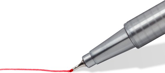Gros plan d'un feutre Staedtler écrivant une ligne rouge.