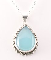 Bewerkte zilveren hanger met aqua chalcedoon aan ketting