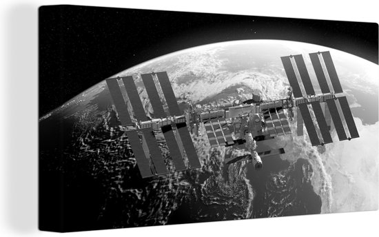 Canvas Schilderij Computer illustratie van het internationaal ruimtestation ISS en de aarde - zwart wit - 80x40 cm - Wanddecoratie