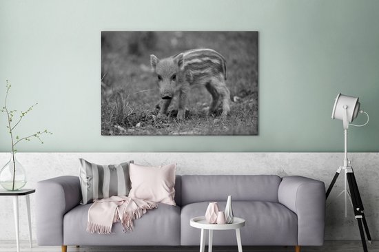 Canvas Schilderij Wild zwijn kalf in het gras - zwart wit - 120x80 cm - Wanddecoratie