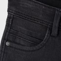 Detail van de donkergrijze jeans met logo-knop en gestikte zak.