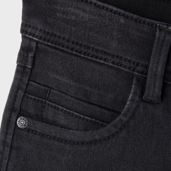 Detail van de donkergrijze jeans met logo-knop en gestikte zak.