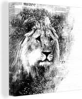 Canvas Schilderij Leeuw - Krant - Zwart - Wit - 90x90 cm - Wanddecoratie