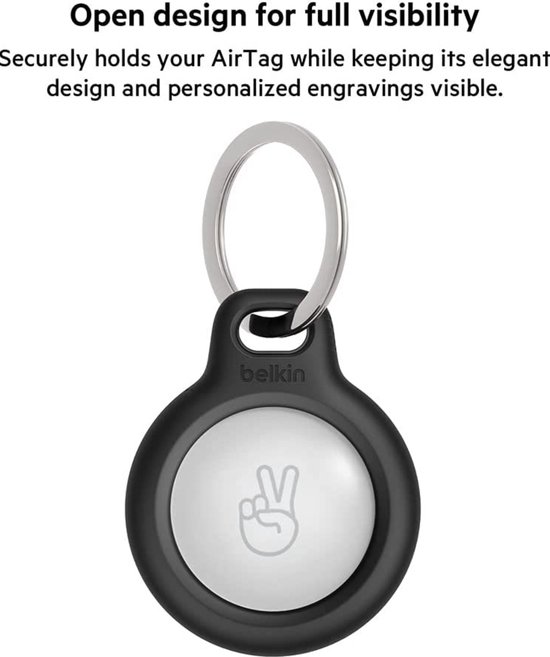 Zwarte AirTag-houder met deksel dat Apple-logo en gravures zichtbaar laat.