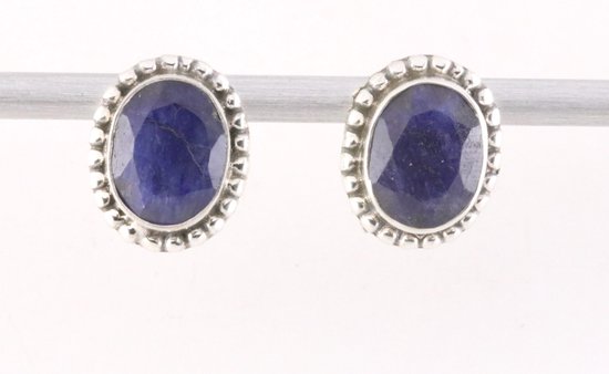 Clous d'oreilles en argent décorés de saphir bleu