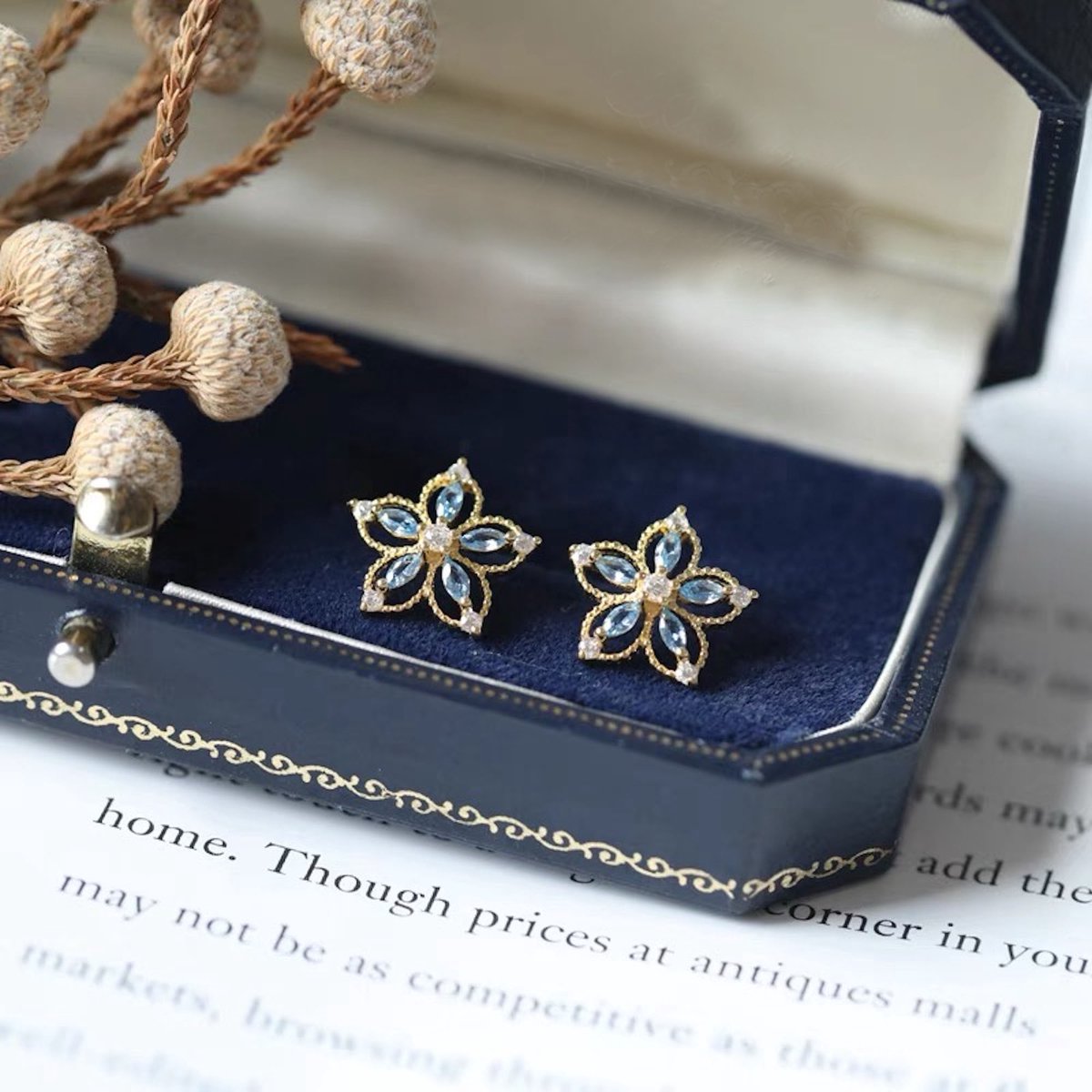 Bauhinia-gedetailleerd ontwerp elegante bloem oorstekers - goud vermeil - natuurlijke hemelsblauwe topaas