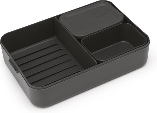 Donkergrijze bento lunchbox met scheidingswand, een groot vak en twee kleinere vakjes. Gemaakt van kunststof.