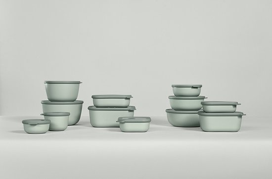 Ensemble de dix boîtes de conservation Mepal vert clair avec des couvercles vert foncé.