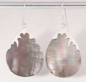 Grote druppelvormige zilveren oorbellen met zwarte parelmoer