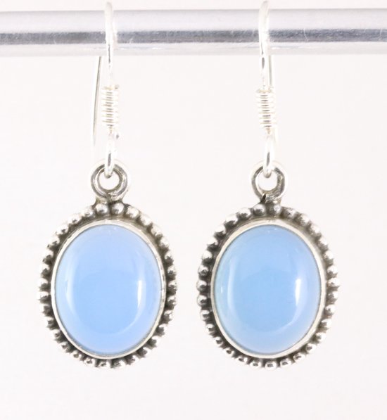 Bewerkte ovale zilveren oorbellen met blauwe chalcedoon