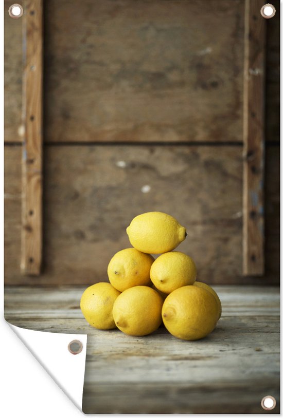 Tuindecoratie Stapel van gele citroenen voor een rustieke kist - 40x60 cm - Tuinposter - Tuindoek - Buitenposter